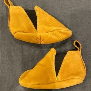 Freshly Picked Boys Leather Moccasins, size 4